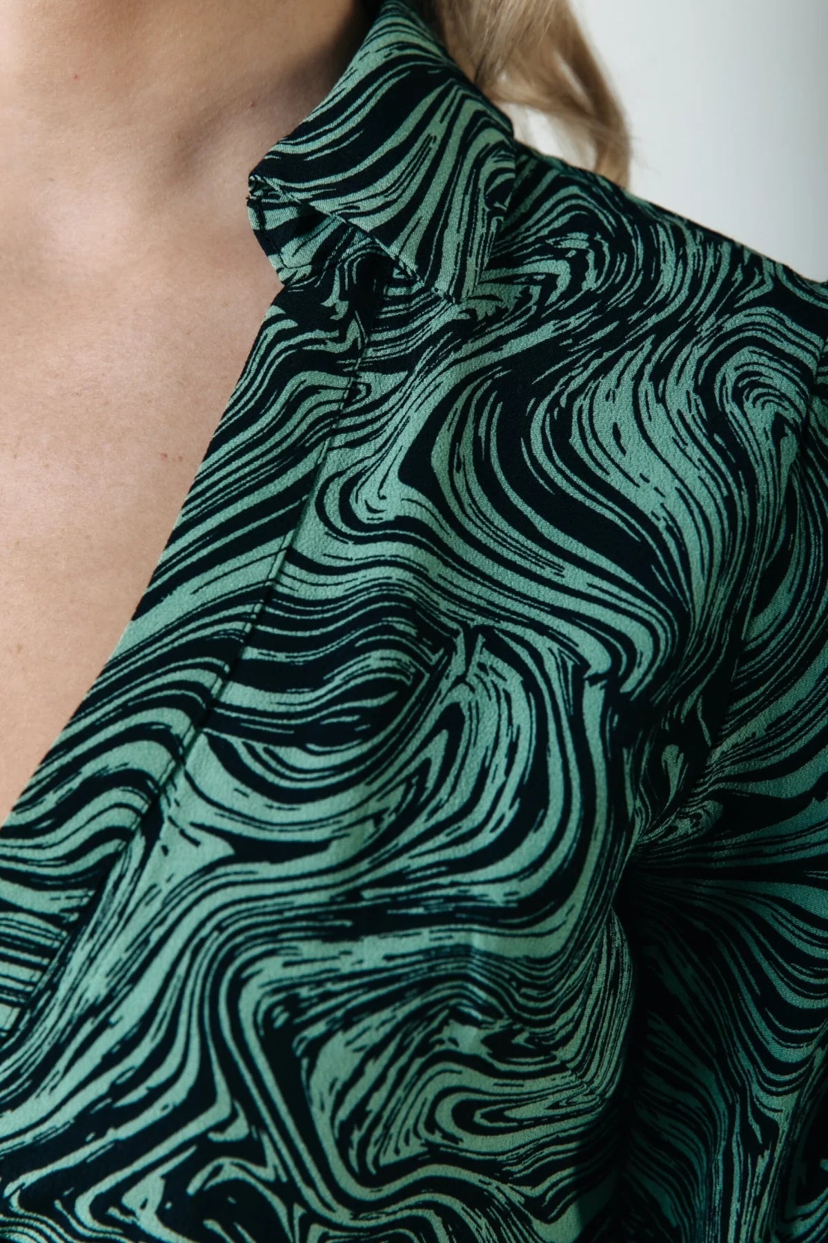 Lea Liquid Paint midi wrap dress | green