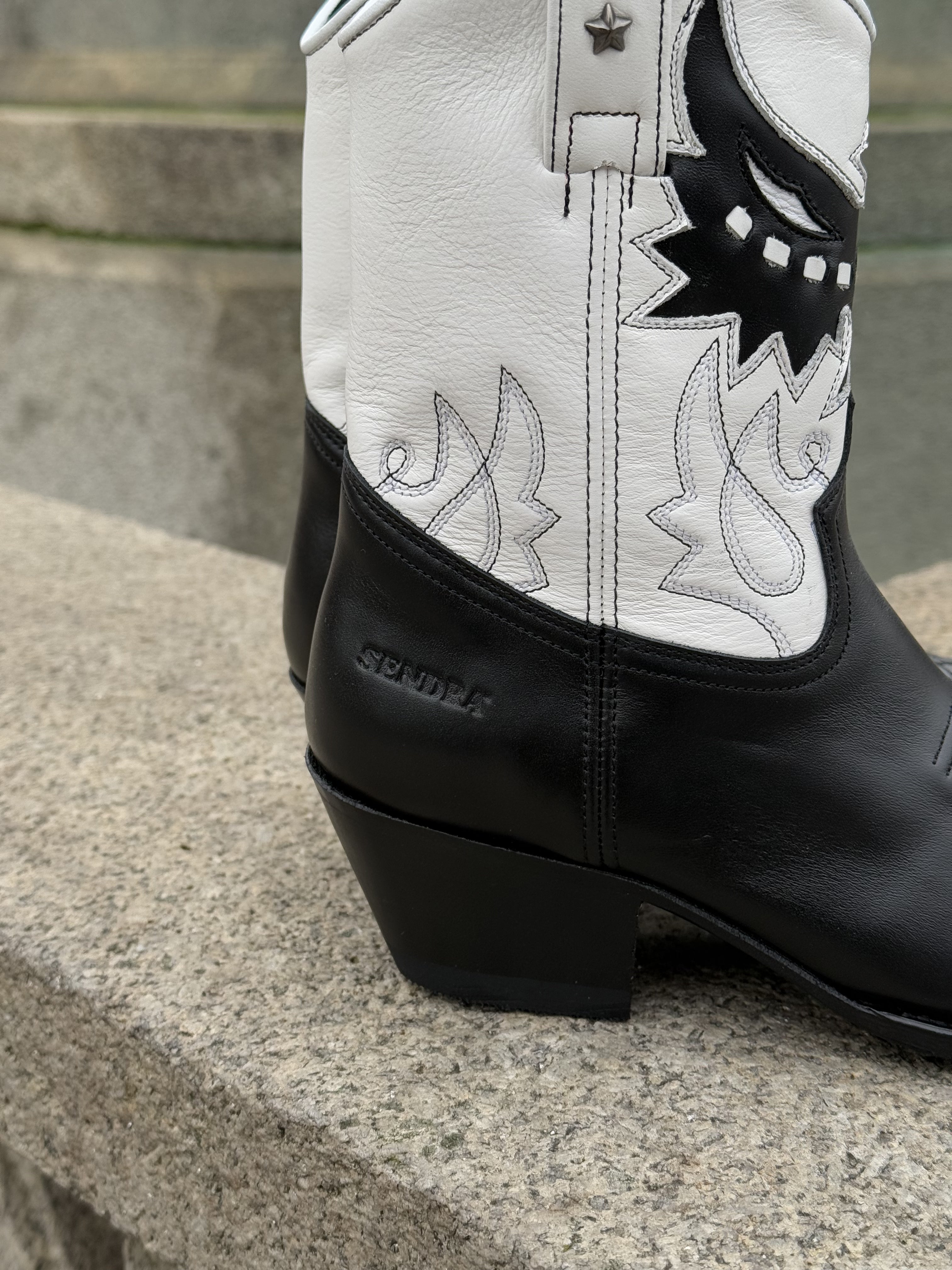 Lia ankle boots - black/white