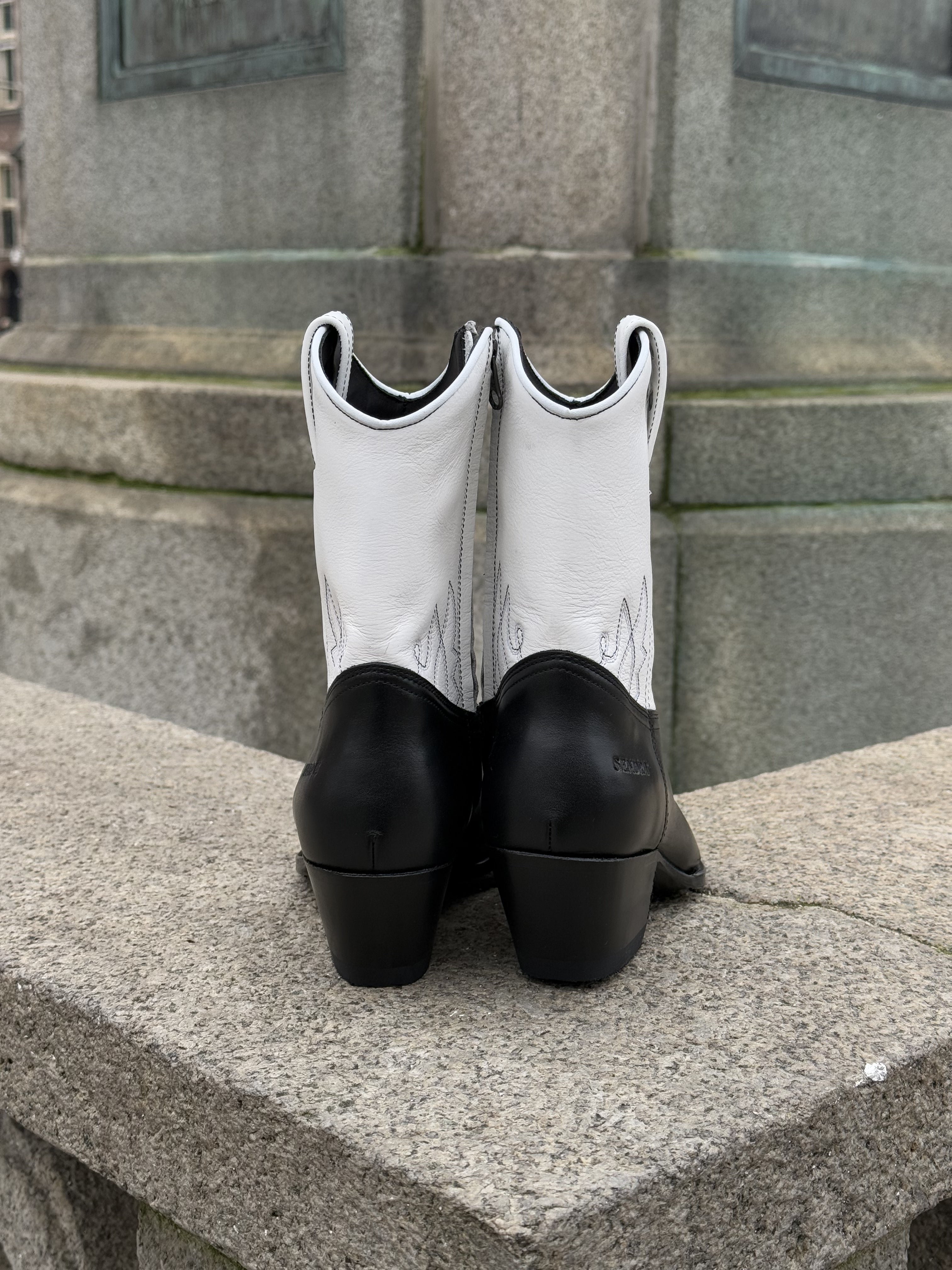 Lia ankle boots - black/white