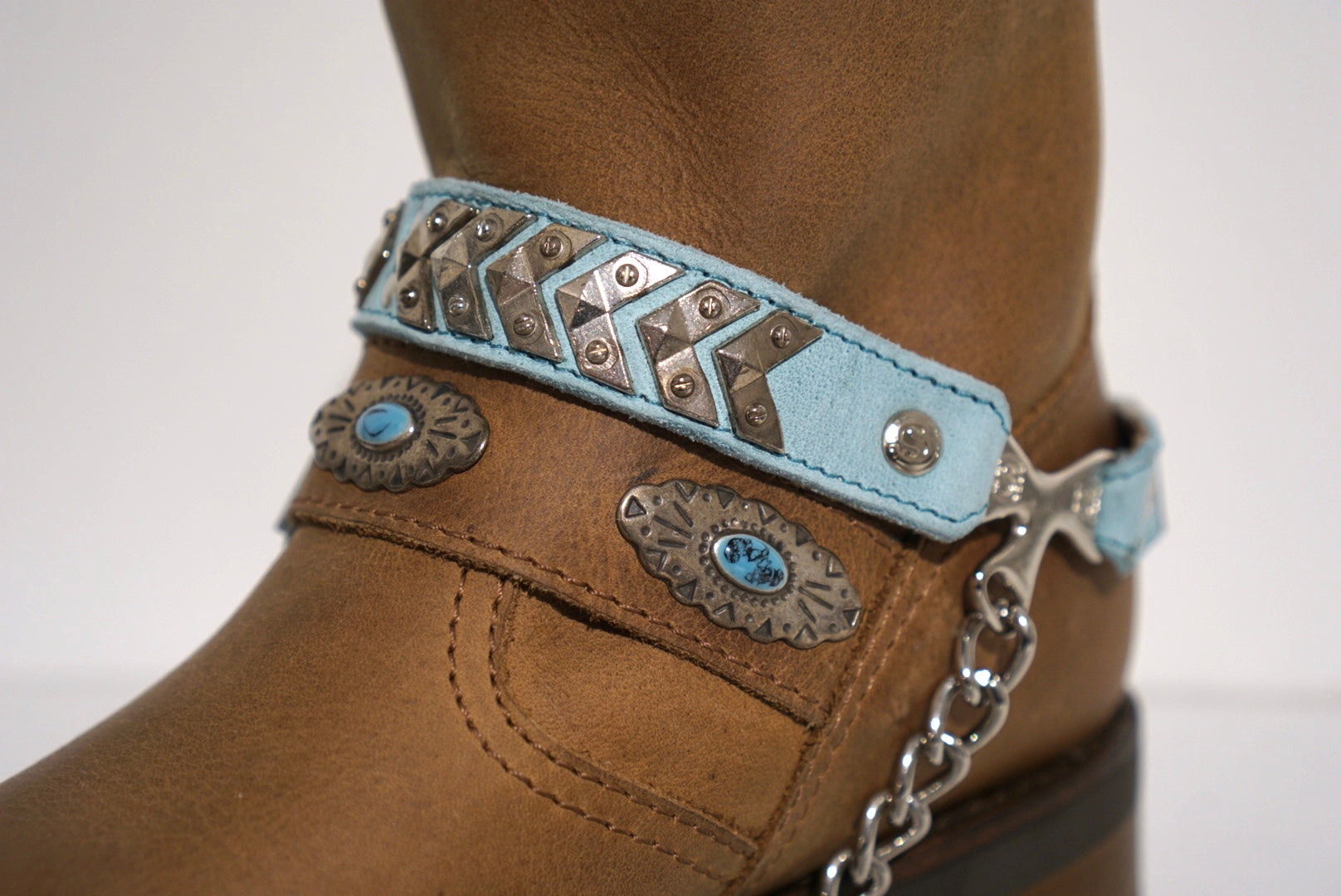 Sendra spores - light turquoise with silver arrows