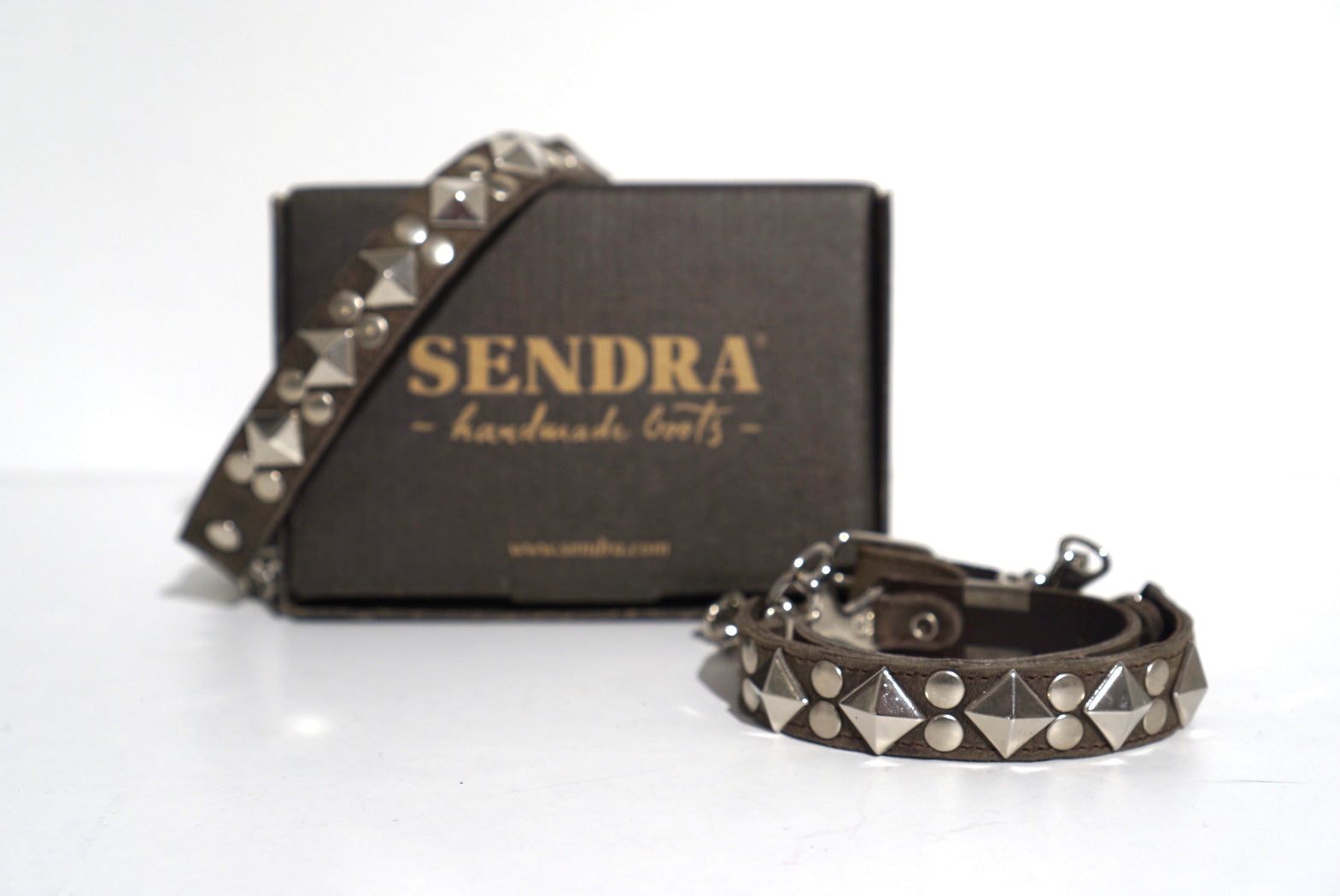 Sendra spurs - taupe with silver studs