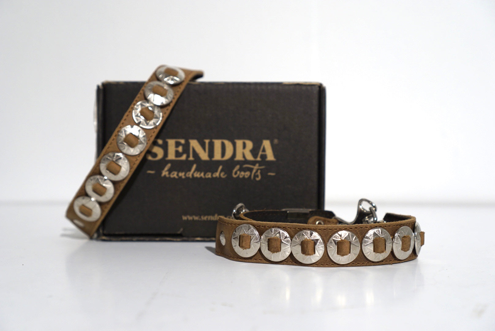 Sendra spores - light brown with silver circles/stars