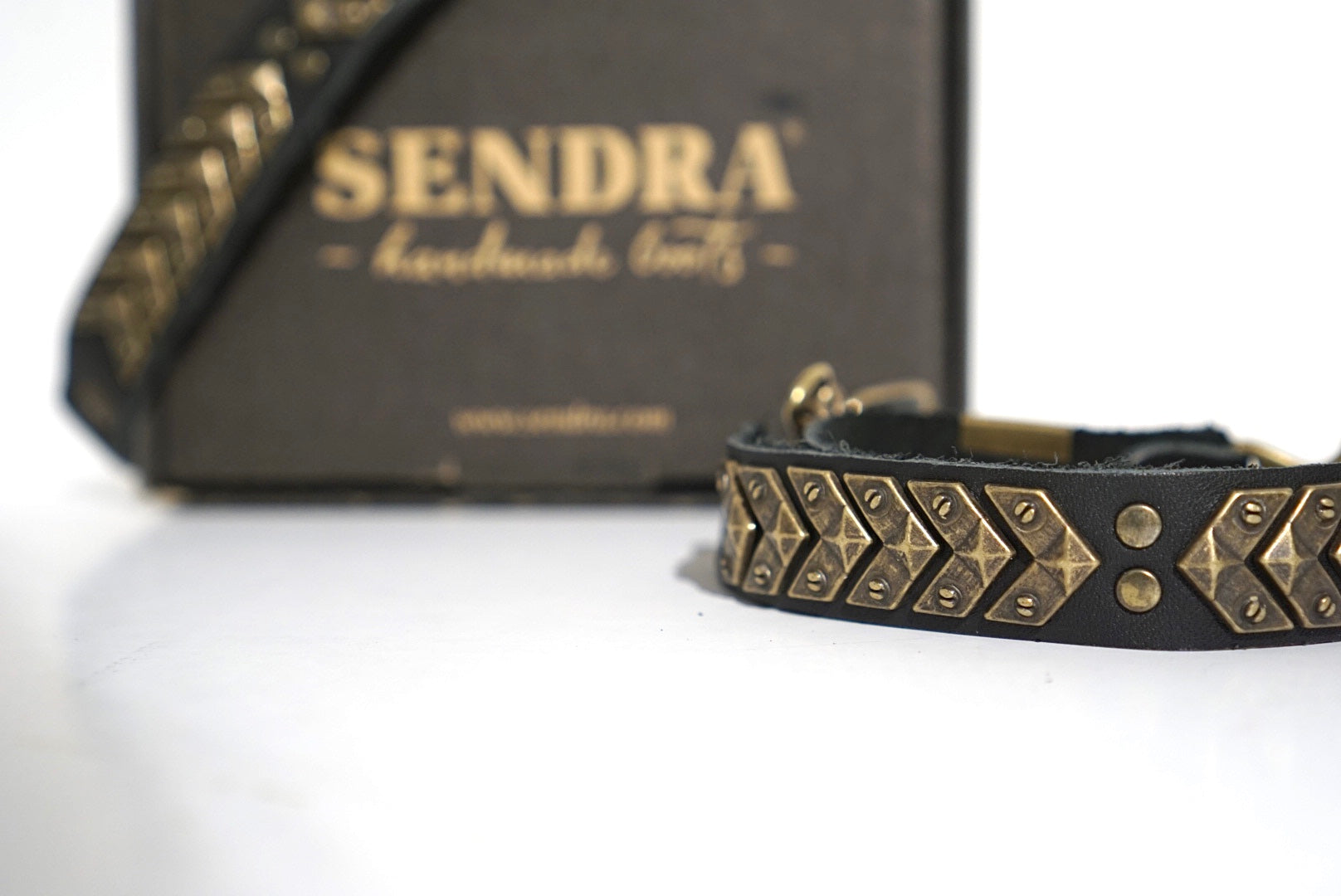 Sendra spores - black with gold-colored arrows