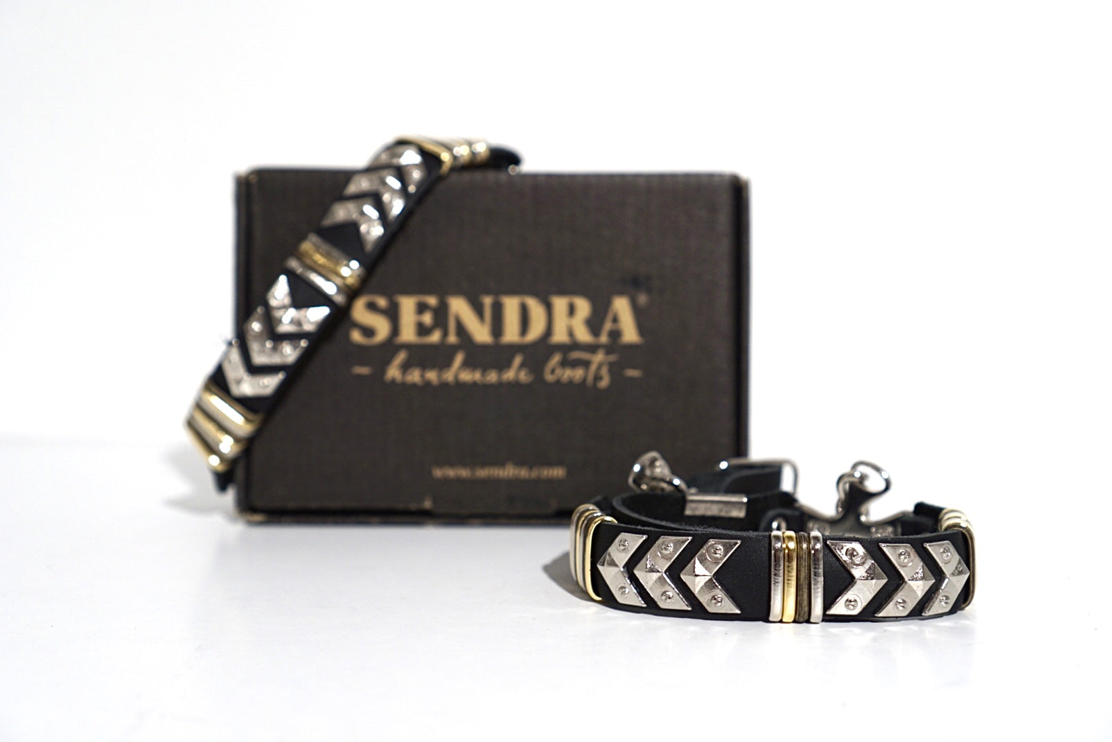 Sendra spores - black with silver/gold colored arrows