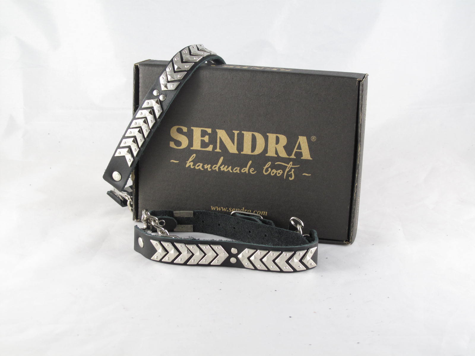 Sendra spores - black with silver arrows